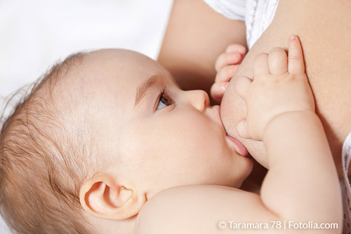 Mütter müssen in der Stillzeit auf eine erhöhte Jodzufuhr achten, um den Stoffwechsel und ihres Kindes sicherzustellen.